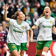 Hammarbys Fanny Peterson jublar tillsammans med Svea Rehnberg efter 3-0 under söndagens premiärmatch i damallsvenskan mellan Hammarby och Rosengård på 3Arena.