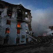 Räddningstjänst släcker brand i Ukraina, efter en attack i slutet av juli 2025.