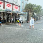 Kraftigt regn på gatorna i Key West, Florida. 