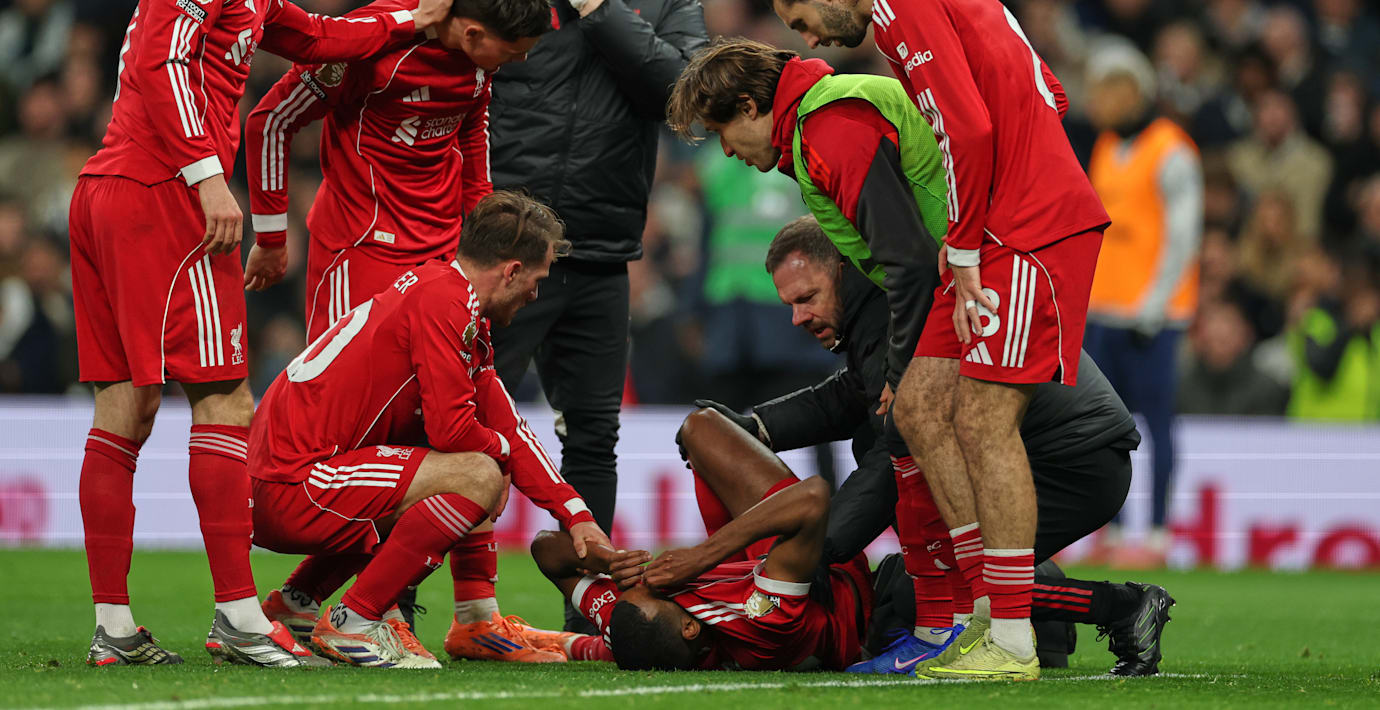 Alexander Isak i samband med skadan den 20 december. 