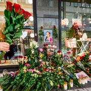 Många stockholmare har lagt ut blommor vid Åhléns City. Bilden togs i samband med ettårsdagen av terrordådet, 2018. 