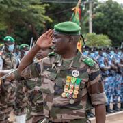 General Oumar Diarra inspekterar trupper i Mali förra året. 