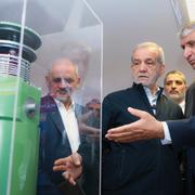 Irans president Masoud Pezeshkian och den iranska atomenergiorganisationens chef Mohammad Eslami. 