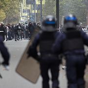 Videor i sociala medier visar tre poliser framför eleven. En av dem slår honom, eleven sparkar tillbaka och kort därefter skjuts en granat mot hans ansikte så att han faller till marken.