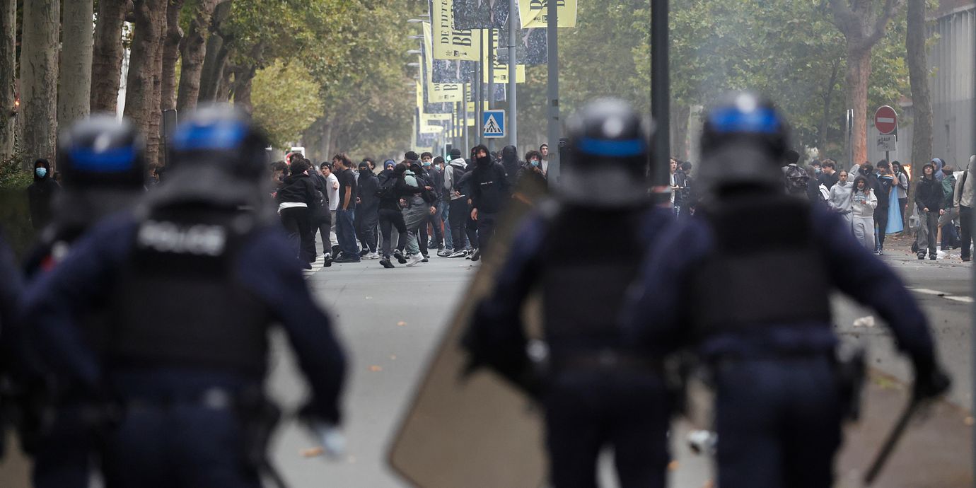 Videor i sociala medier visar tre poliser framför eleven. En av dem slår honom, eleven sparkar tillbaka och kort därefter skjuts en granat mot hans ansikte så att han faller till marken.