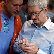 Apples avgående vd Tim Cook med Iphone-designern Jonathan Ive. Arkivbild.