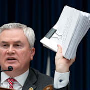 Arkivbild på James Comer.