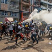 Demonstranter i sammandrabbning med militärjuntans polisstyrkor i Myanmars största stad Rangoon tidigare i veckan. 