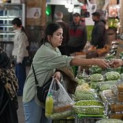 Människor handlar i Teheran, 6 april 2026.