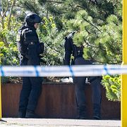 Polisens bombtekniker arbetar innanför avspärrningarna vid Skeppsbron i Malmö.