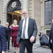 Statsminister Ulf Kristersson (M) och L-ledaren Johan Pehrson på väg till gruppfotografering när regeringen presenteras.