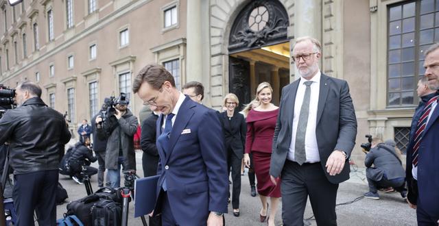 Statsminister Ulf Kristersson (M) och L-ledaren Johan Pehrson på väg till gruppfotografering när regeringen presenteras. Christine Olsson/TT