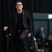 Andy Burnham på väg upp på scenen i samband med nattens val.