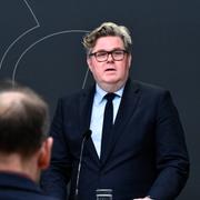 Den särskilda utredaren Gunnel Lindberg och justitieminister Gunnar Strömmer (M) under en pressträff där Strömmer tar emot slutbetänkandet från utredningen om skärpta regler för unga lagöverträdare.