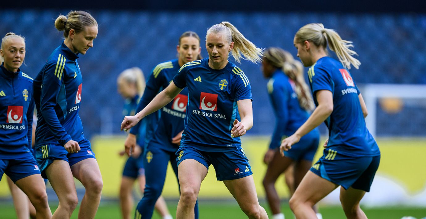 Stina Blackstenius tränar med landslaget. 