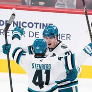Ivar Stenberg och lagkamraterna i San Jose Sharks firar det avgörande 4–3-målet.