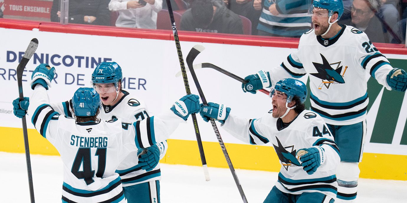 Ivar Stenberg och lagkamraterna i San Jose Sharks firar det avgörande 4–3-målet.