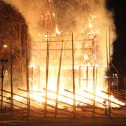 Gävlebocken står i lågor. 