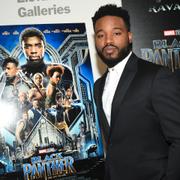 Ryan Coogler med affisch för sin film Black Panthert