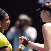 Serena Williams och Maria Sjarapova tackar varandra efter matchen