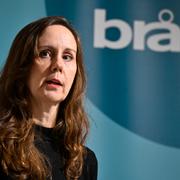 Katharina Tollin, utredare på Brå, under en pressträff där de presenterar regeringsuppdraget att studera flickors och kvinnors involvering i kriminella nätverk.