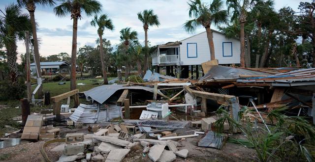 Rester av en förstörd byggnad i Florida efter orkanen Idalia passerat.  Rebecca Blackwell / AP