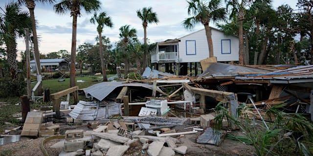 Rester av en förstörd byggnad i Florida efter orkanen Idalia passerat.  Rebecca Blackwell / AP