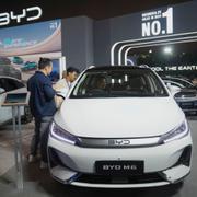 BYD:s modell M6 visas upp på en mässa i Indonesien.