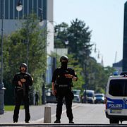 Poliser i närheten av brottsplatsen. 