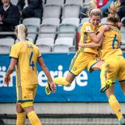  Sveriges Olivia Schough och Magdalena Ericsson jublar efter Ericssons mål (2-0)