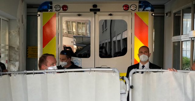 Zeman förs i väg i ambulans. Petr David Josek / TT NYHETSBYRÅN