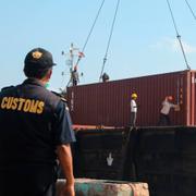 Indonesiens tullverk skickar tillbaka containrar med sopor.