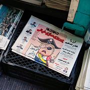 Iranska dagstidningar fotograferade på måndagen.
