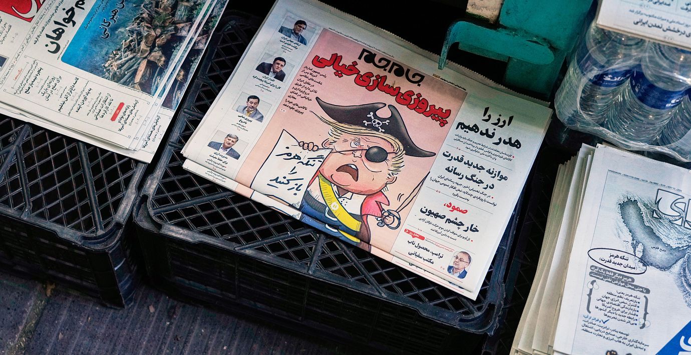 Iranska dagstidningar fotograferade på måndagen.