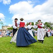 Midsommarfirande vid Gunnebo slott i Mölndal utanför Göteborg.