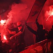 Öis-supportrar med bengaler, pyroteknik på läktaren efter att måndagens fotbollsmatch i allsvenskan mellan Örgryte IS Fotboll och IFK Göteborg på Gamla Ullevi avbrutits.