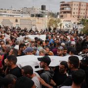 Folksamling sörjer personer som dött i Khan Younis.