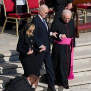 Joe Biden vid påve Franciskus begravning. 