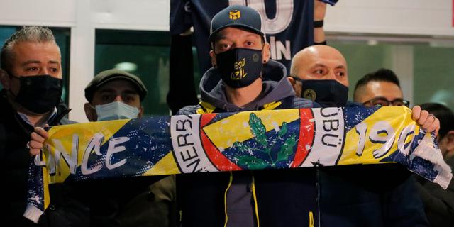 Özil håller upp en Fenerbache-halsduk på flygplatsen i Istanbul. Bild från 18 januari. TT NYHETSBYRÅN