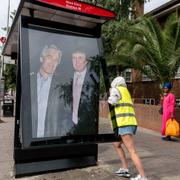 Aktivister sätter upp en affisch i London föreställande Donald Trump och Jeffrey Epstein. Bilden är tagen i torsdags.