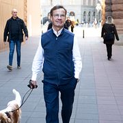 Ulf Kristersson på promenad runt riksdagshuset, 24 september.