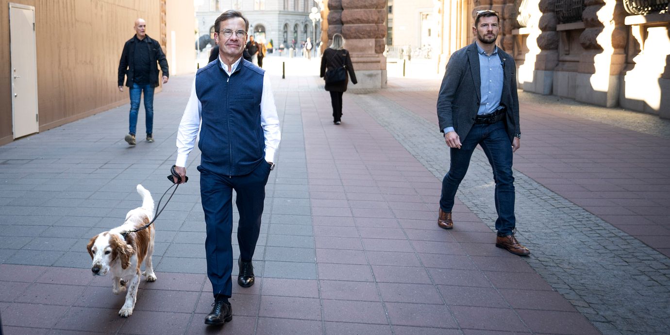Ulf Kristersson på promenad runt riksdagshuset, 24 september.
