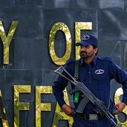 En säkerhetsvakt utanför utrikesdepartementet i Pakistans huvudstad Islamabad inför samtalen mellan Iran och USA.