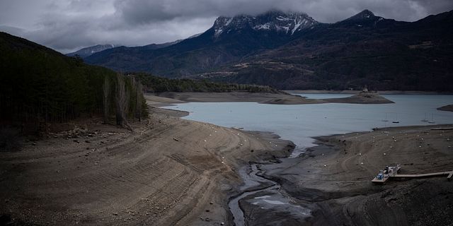 Torr del av sjön Lac de Serre-Poncon i Frankrike. Daniel Cole / AP