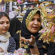 En familj shoppar inför firandet av eid al-fitr i Karachi, Pakistan den 17 mars  2026.