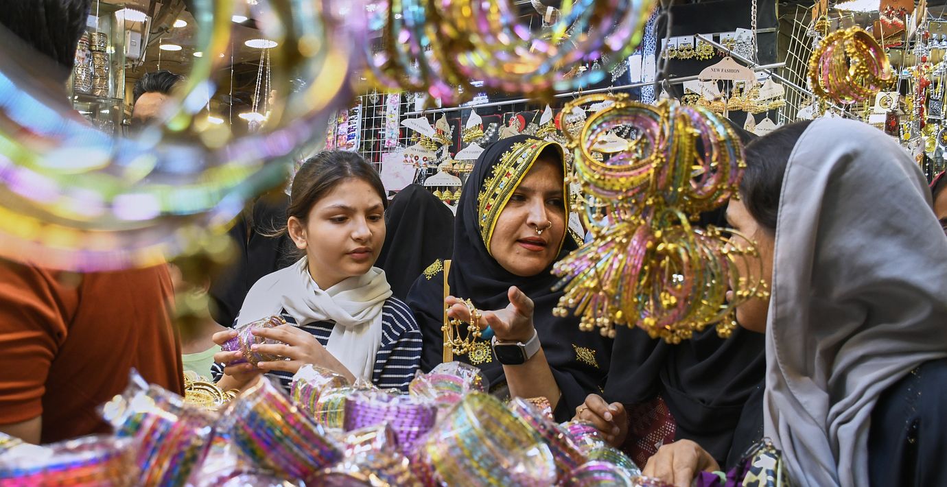 En familj shoppar inför firandet av eid al-fitr i Karachi, Pakistan den 17 mars  2026.
