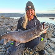 Maria Johansson med rekordfisken.