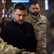 Volodymyr Zelensky möter soldater vid fronten.