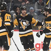 Erik Karlsson jublar efter ett av sina mål i natt.