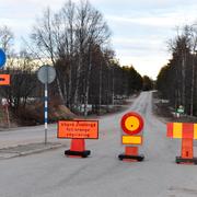 Riksväg 45 är avstängd i väntan på en haveriundersökning på måndagsförmiddagen. Tre personer har dött i en allvarlig bussolycka på E45 mellan Sveg och Fågelsjö i Härjedalen på söndagsmorgonen. 